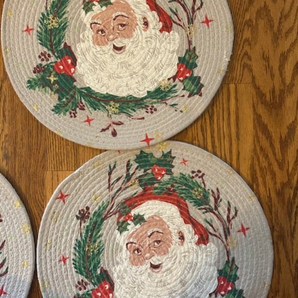 Nicole Miller Santa Claus Placemats 15” Round GRAY RED GREEN WOVEN POLYESTER - Picture 2 of 4